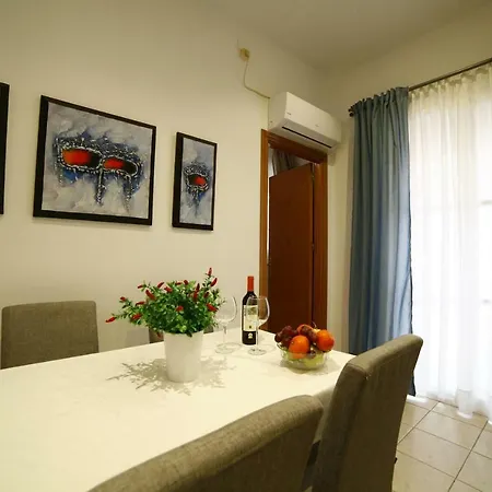 Victoria De Alba House
